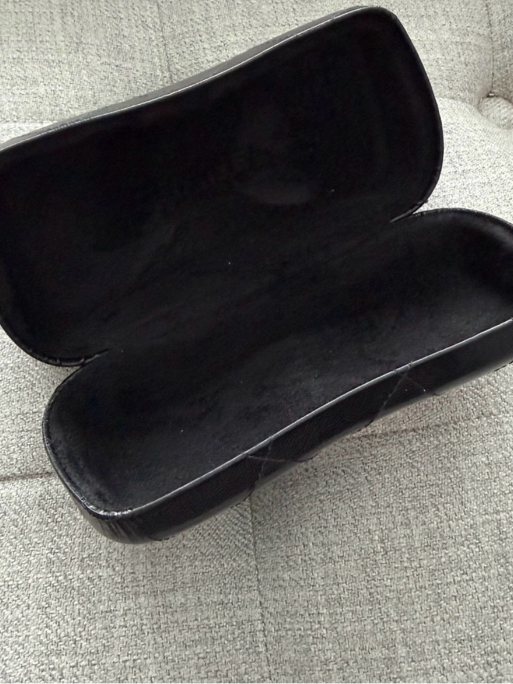CHANEL Black Quilted Leather glasses case with Silver CC - Picture 2 of 5